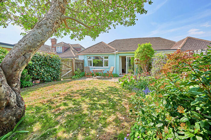 2 Bedroom Bungalow For Sale In Elm Avenue, Caddington, Luton, Bedfordshire, LU1