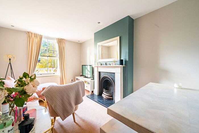 2 Bedroom Flat To Rent In Union Road, Clapham, London, SW4