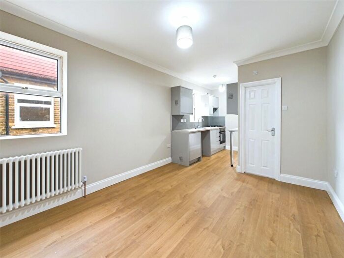 Flat To Rent In Hoe Street, Walthamstow, London, E17