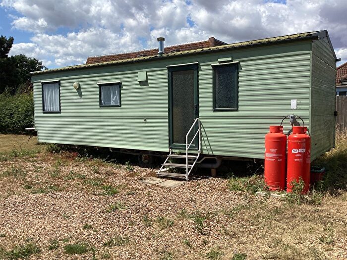 2 Bedroom Mobile/park Home To Rent In Frinton Road, Thorpe-Le-Soken, CO16