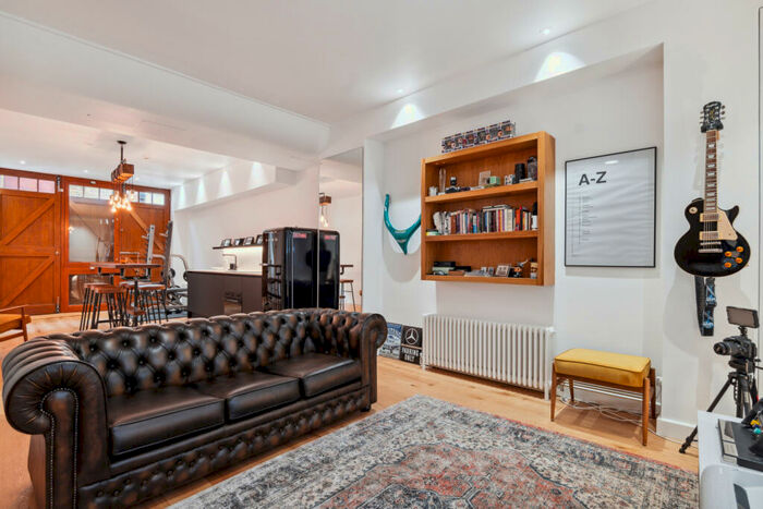 Terraced House To Rent In Swan Yard, Highbury Corner, N1