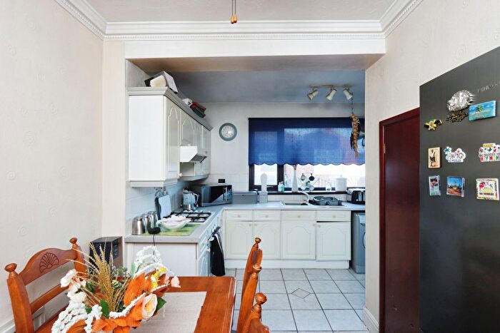 2 Bedroom Semi-Detached House For Sale In Newlands Avenue, Sheffield, South Yorkshire, S12