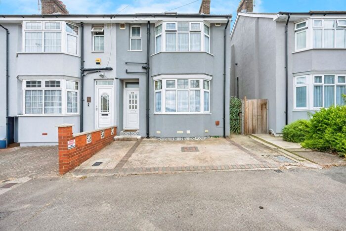 3 Bedroom End Of Terrace House For Sale In St. Augustine Avenue, Luton, LU3