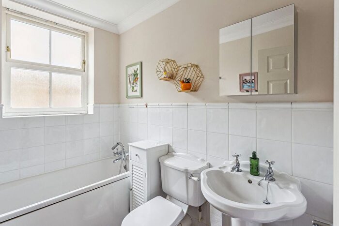 2 Bedroom Flat For Sale In College Road, Epsom, KT17