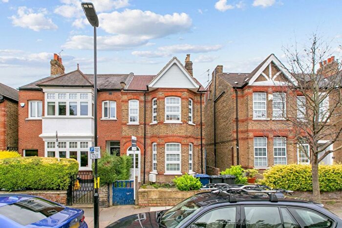 3 Bedroom Flat To Rent In Regina Road, West Ealing, W13
