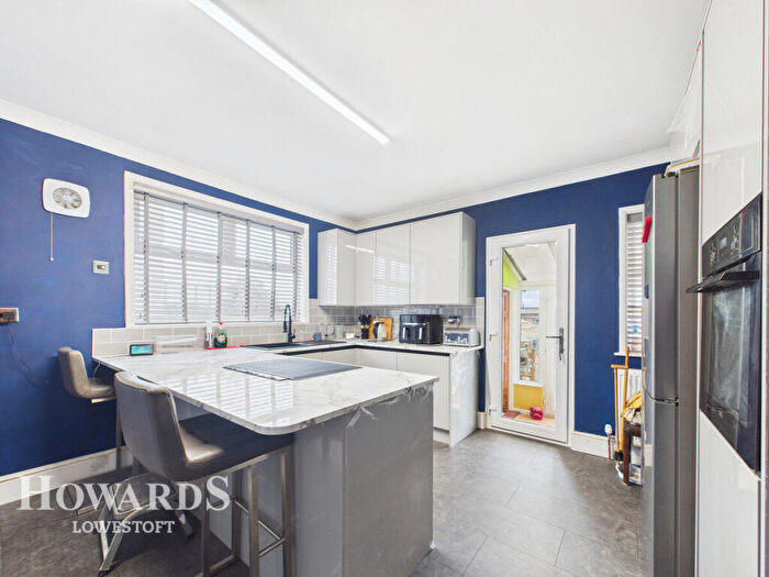 2 Bedroom Detached Bungalow For Sale In Oulton Road, Lowestoft, NR32