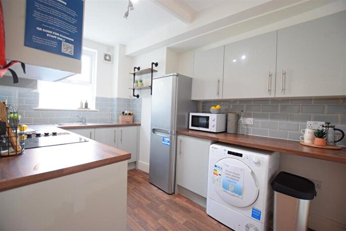 12 Bedroom End Of Terrace House To Rent In Unity Square - Bed Student House - /, LN2