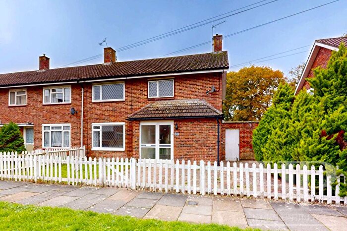 4 Bedroom End Of Terrace House For Sale In Lancing Close, Crawley, RH11