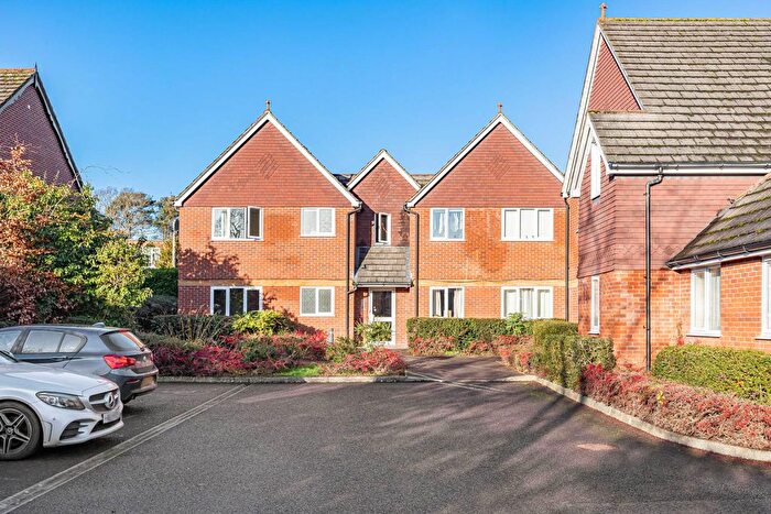 2 Bedroom Flat For Sale In Heath End Road, Baughurst, RG26