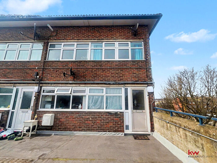 3 Bedroom Maisonette For Sale In Holdbrook South, Waltham Cross, EN8