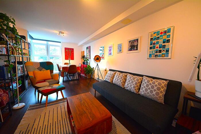 2 Bedroom Apartment For Sale In Witcomb Lodge, East Finchley, N2