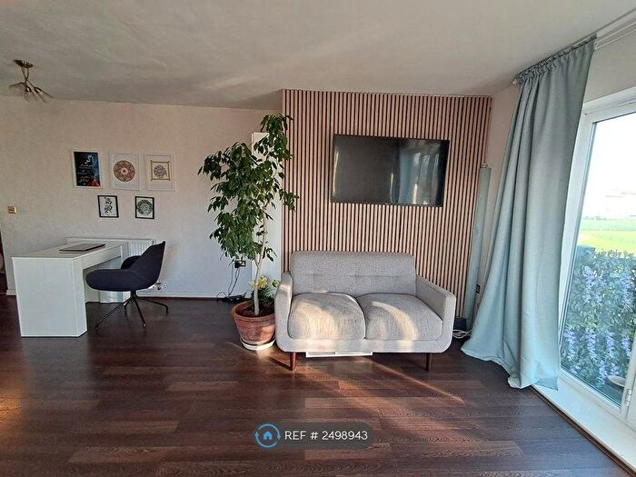 2 Bedroom Flat To Rent In Blackthorn Road, Ilford, IG1