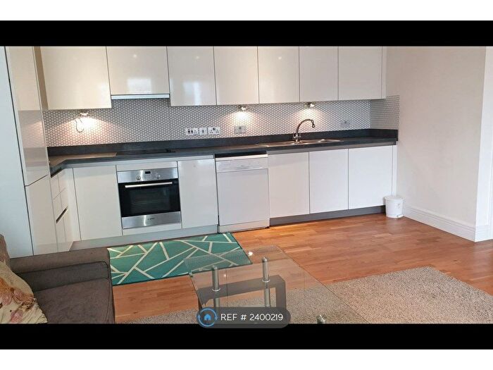 2 Bedroom Flat To Rent In Topaz Apartments, Hounslow, TW3