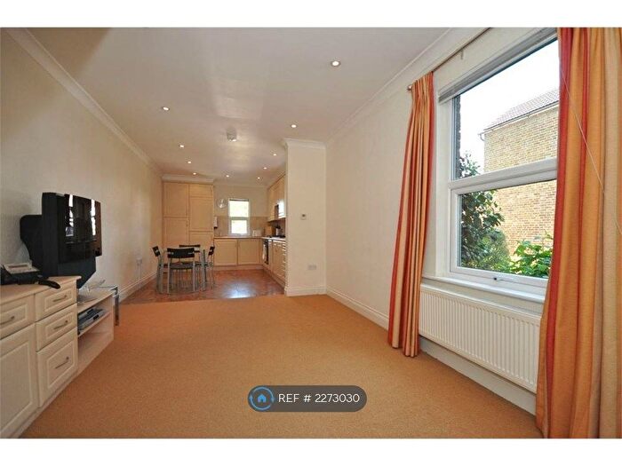 2 Bedroom Flat To Rent In Richmond Crescent, Staines, TW18