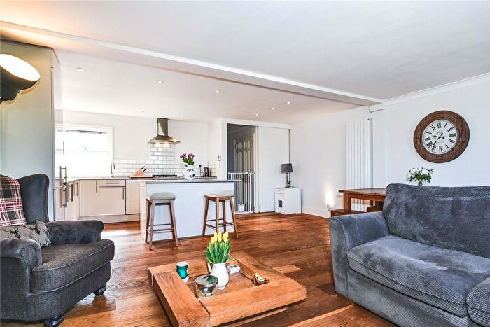 2 Bedroom Flat To Rent In Richmond Road, East Twickenham, Middlesex, TW1