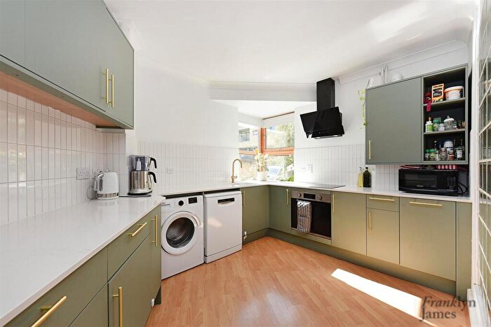 2 Bedroom Flat For Sale In Gill Street, London, E14