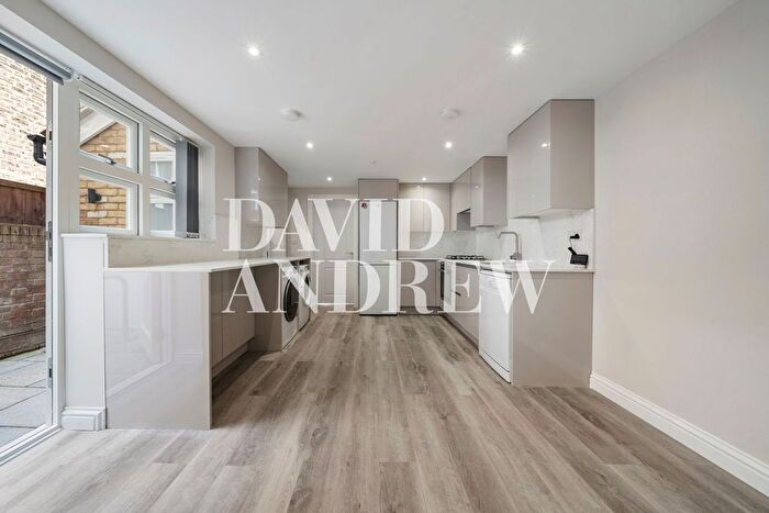 3 Bedroom Flat To Rent In Parolles Road, London, N19