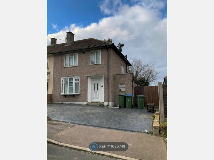 3 Bedroom End Of Terrace House To Rent In Sandling Rise, London, SE9