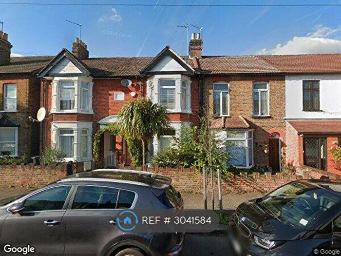 3 Bedroom Detached House To Rent In Vine St, Romford, RM7