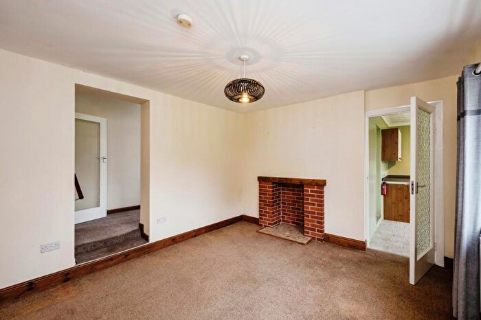 2 Bedroom Detached House For Sale In Station Road, Grovesend, Swansea, SA4