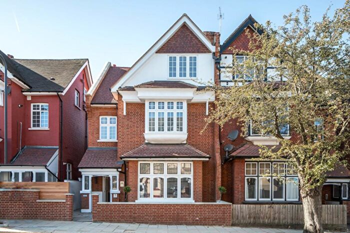 Flat To Rent In Flat Heathfield Park, NW2