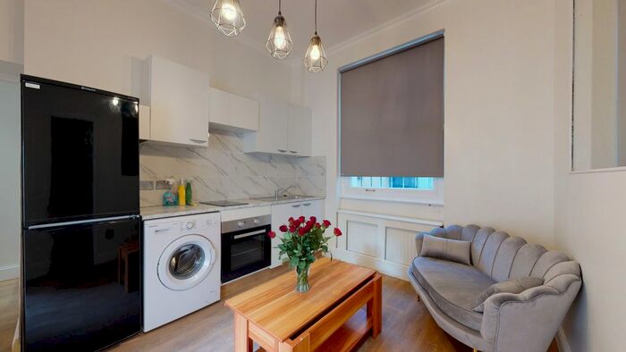 1 Bedroom Flat To Rent In Castletown Road, London, W14