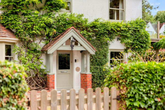 4 Bedroom Detached House To Rent In Winter Hill Road, Pinkneys Green, SL6