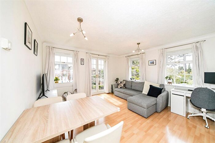 2 Bedroom Flat For Sale In Artillery Mews, Tilehurst Road, Reading, RG30
