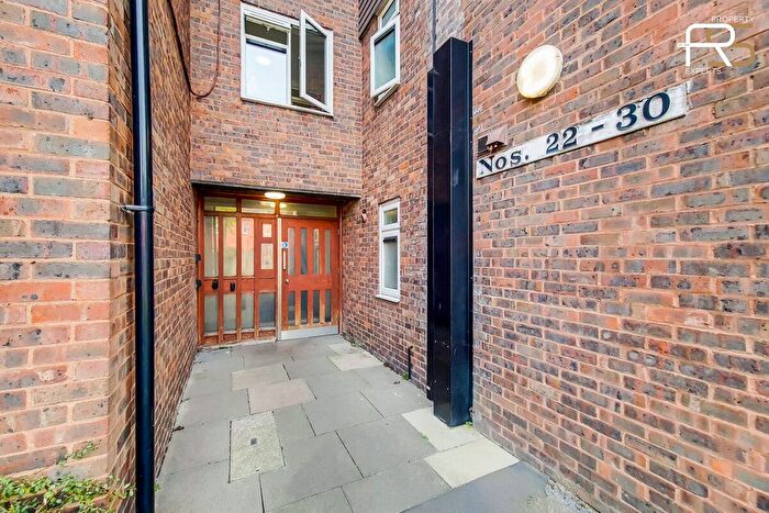 1 Bedroom Flat To Rent In Russets Close, Chingford, E4