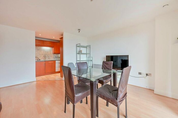 1 Bedroom Flat To Rent In Holland Gardens, Kew Bridge, Brentford, TW8