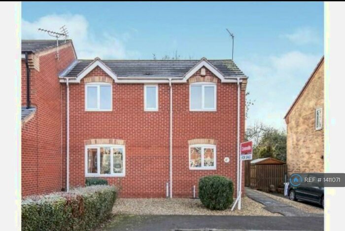 3 Bedroom Semi-Detached House To Rent In Grange Close, Leicester, LE2