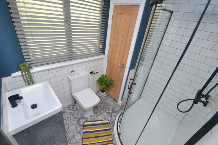1 Bedroom Town House To Rent In Waverley Street, Arboretum, Nottingham, NG7