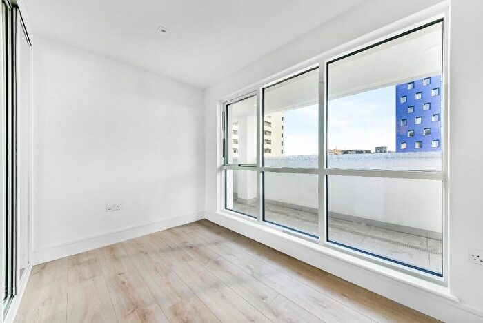 3 Bedroom Flat To Rent In North End Road, Wembley, Middlesex, HA9
