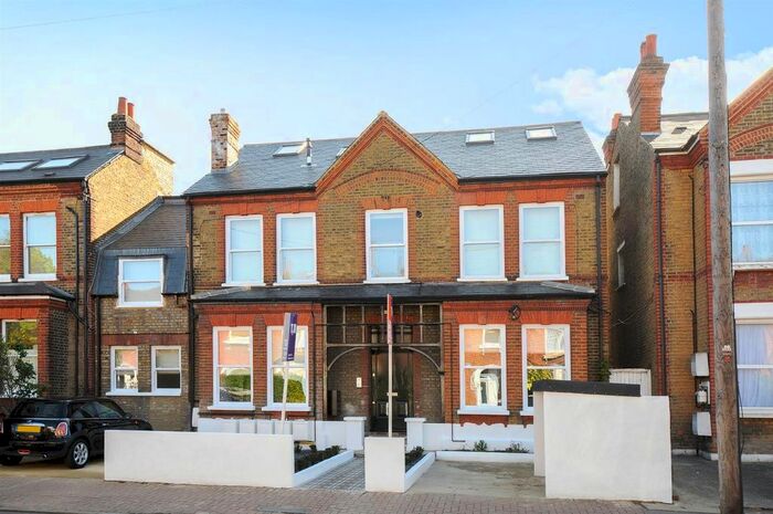 3 Bedroom Flat To Rent In Eardley Road, Wandsworth Borough, SW16