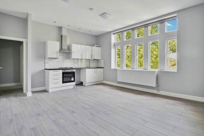 3 Bedroom Flat To Rent In Westwood Hill, South London, Sydenham, SE26