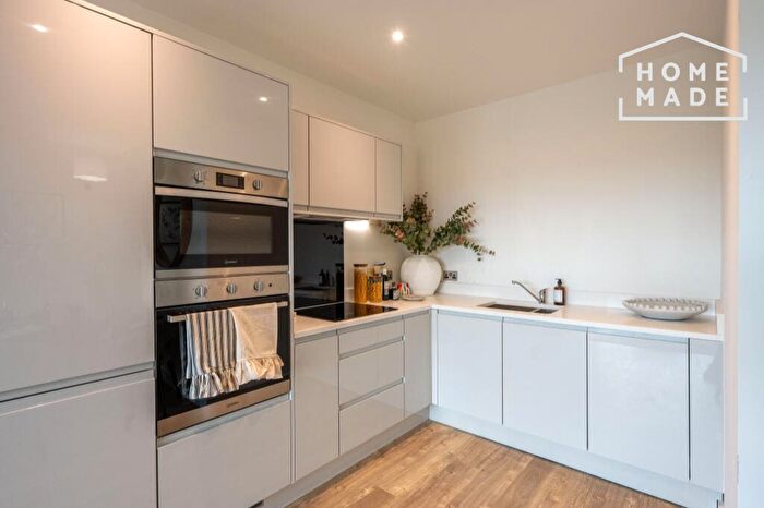1 Bedroom Flat To Rent In River View, TW18
