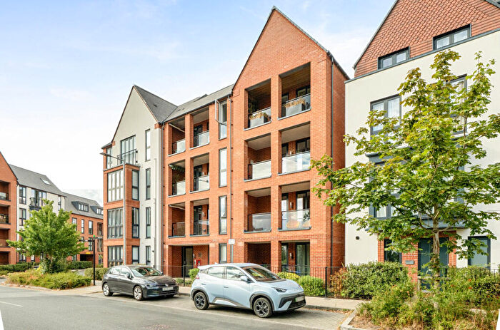 2 Bedroom Apartment For Sale In Earle Crescent, Wokingham, Berkshire, RG40
