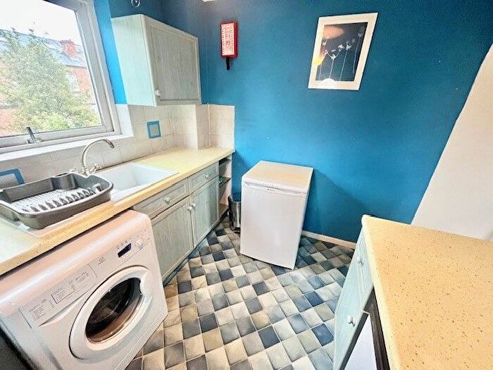 2 Bedroom Flat To Rent In Tonnelier Road, Nottingham, NG7