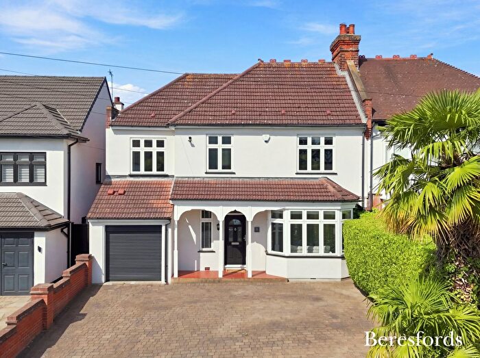 4 Bedroom Semi-detached House For Sale In Courtenay Gardens, Upminster, RM14
