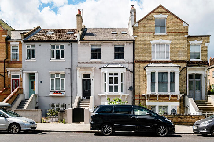 3 Bedroom Maisonette For Sale In St. Mark's Rise, London, E8