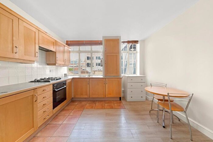 Flat To Rent In Mansell Street, Aldgate, E1