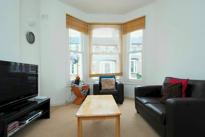2 Bedroom Flat To Rent In St Lukes Avenue, Clapham High Street, London, SW4