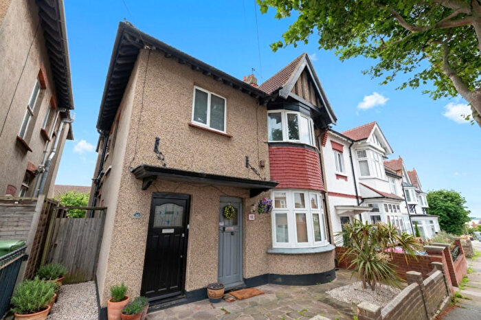 2 Bedroom Flat For Sale In Somerville Gardens, Leigh-on-sea, SS9