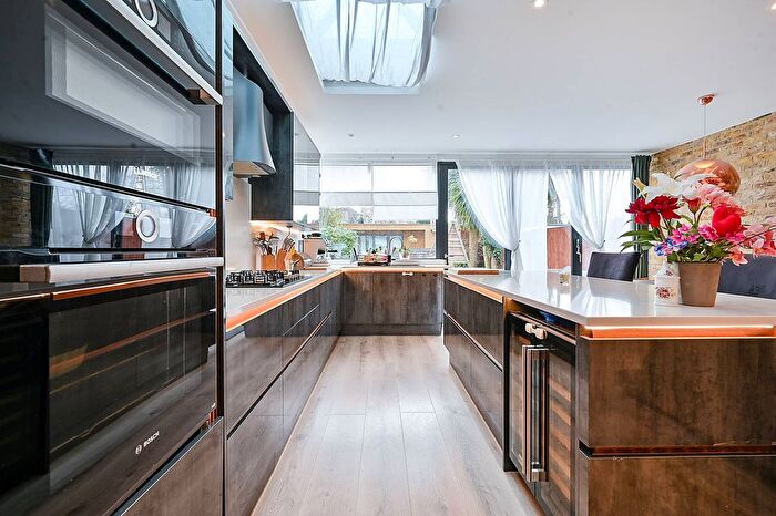 3 Bedroom Flat To Rent In Ellesmere Road, Chiswick, London, W4