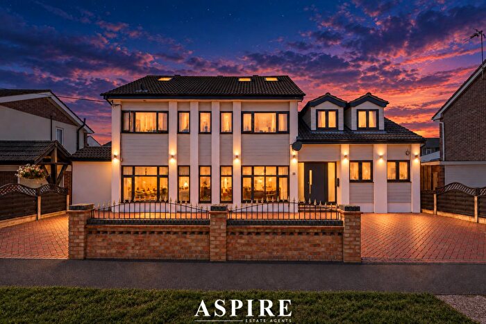 5 Bedroom Detached House For Sale In Lottem Road, Canvey Island, SS8