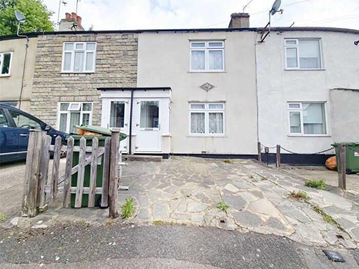 3 Bedroom Terraced House To Rent In Dunton Road, Romford, Essex, RM1