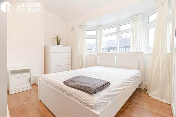 3 Bedroom Flat To Rent In North End Road, Golders Green, NW11