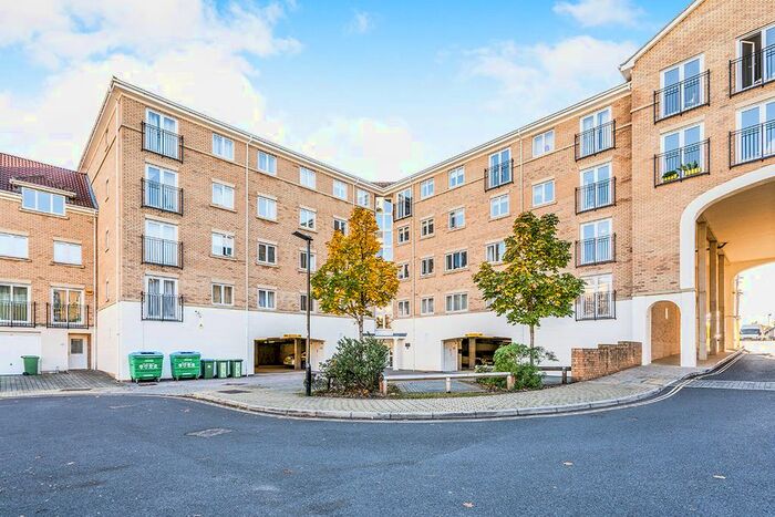 2 Bedroom Flat To Rent In The Dell, Southampton, SO15