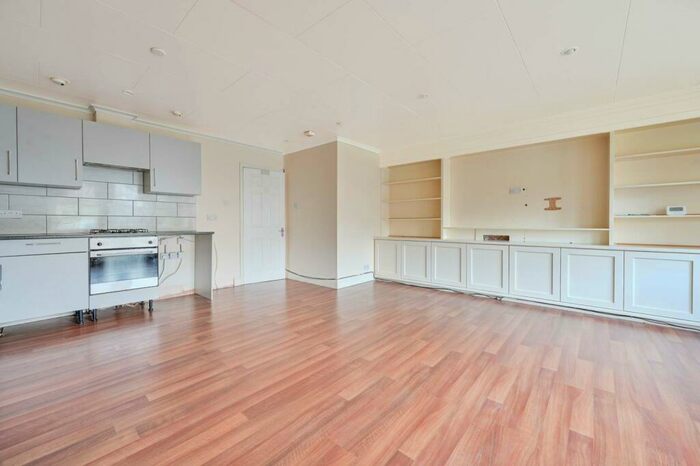 2 Bedroom Flat To Rent In Summer Road, Thames Ditton, Thames Ditton, KT7