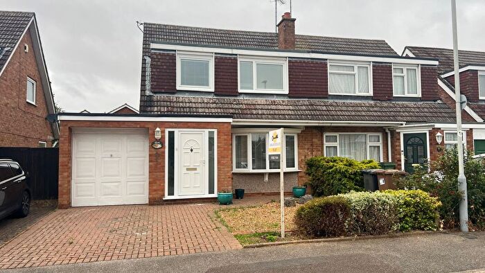 3 Bedroom Semi-Detached House To Rent In Turnpike Drive, Luton, LU3